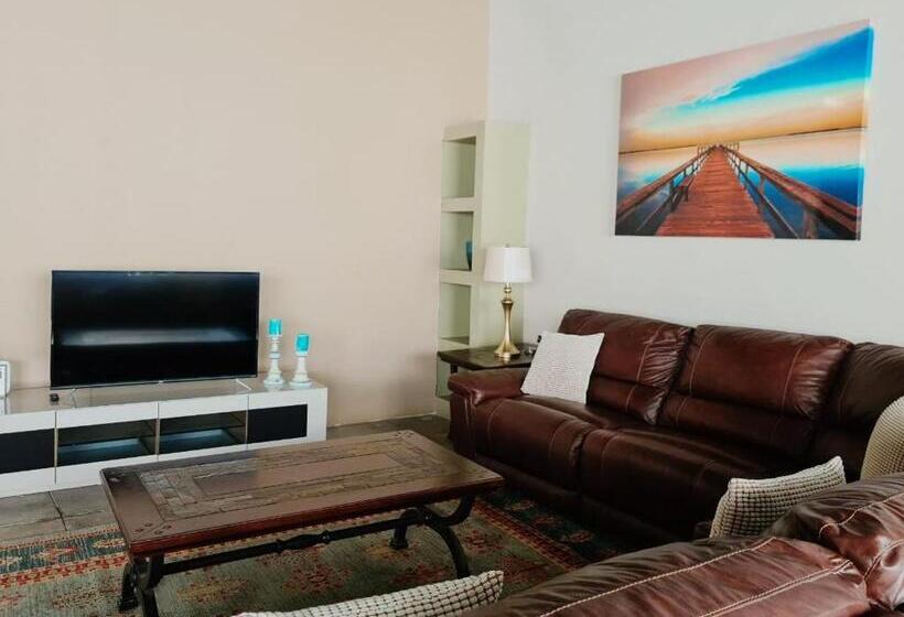 침실 3개 아파트, Sleeps 16 People Goliath Super Apartment 2 Minutes From Sandy Beach