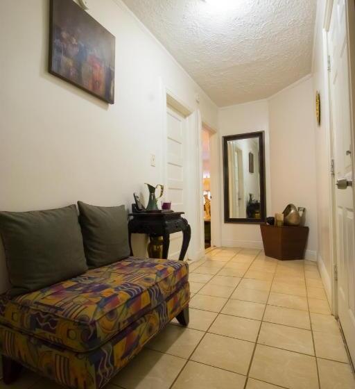اتاق لوکس با تخت بزرگ, A And Fayebed And Breakfast, Inc