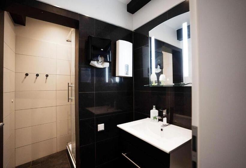 Quarto Estandar Banheiro Compartilhado, Blk Hostel