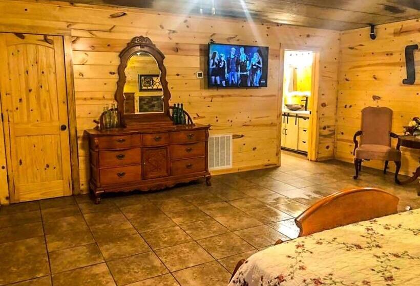 Студия Стандарт, Samantha S Timber Inn