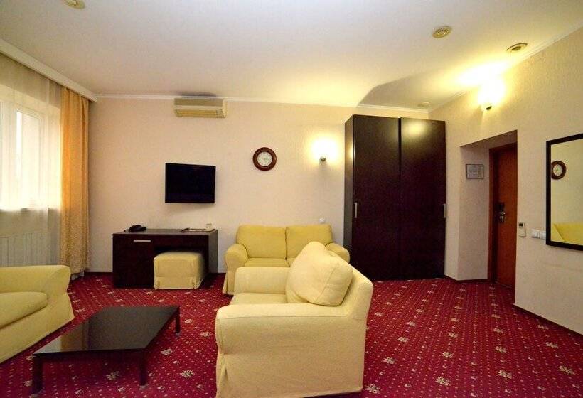 سوییت جونیور, Maldini 1899 Boutique