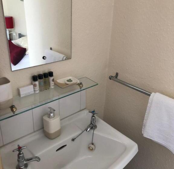 Quarto Basic, Victoria House   Self Catering Quiet Guesthouse   Adult Singles And Couples Only