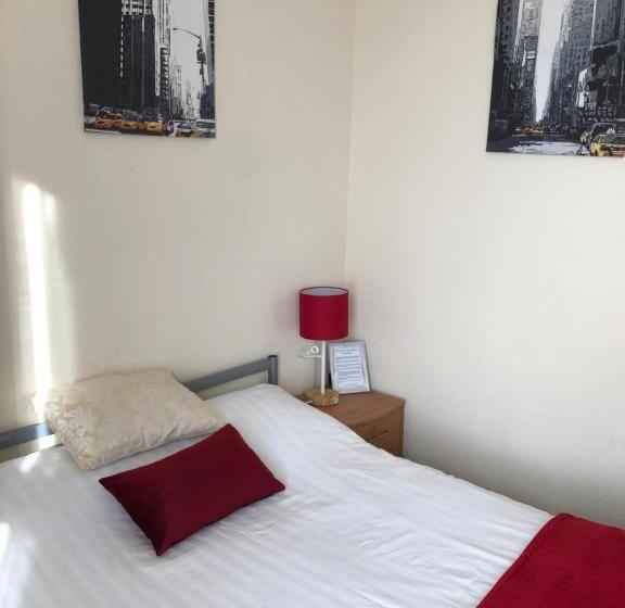 Quarto Basic, Victoria House   Self Catering Quiet Guesthouse   Adult Singles And Couples Only