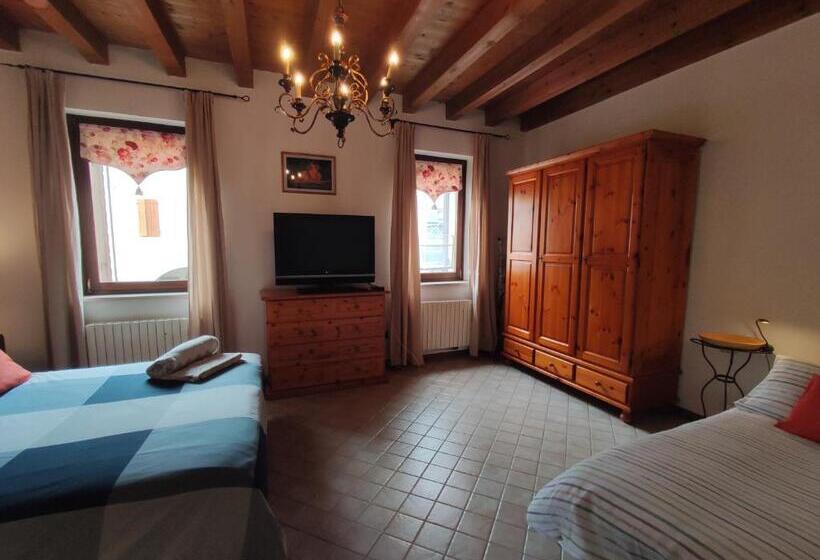 Standard Triple Room with Terrace, Torre Cà Emo   Dormire A Serravalle