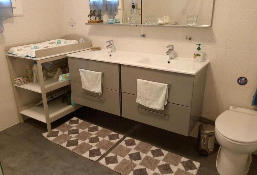 اتاق استاندارد یک نفره, Les Sittelles