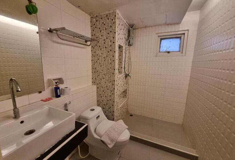 اتاق لوکس سه تخته, Cozi Inn Hotel, Bangkok