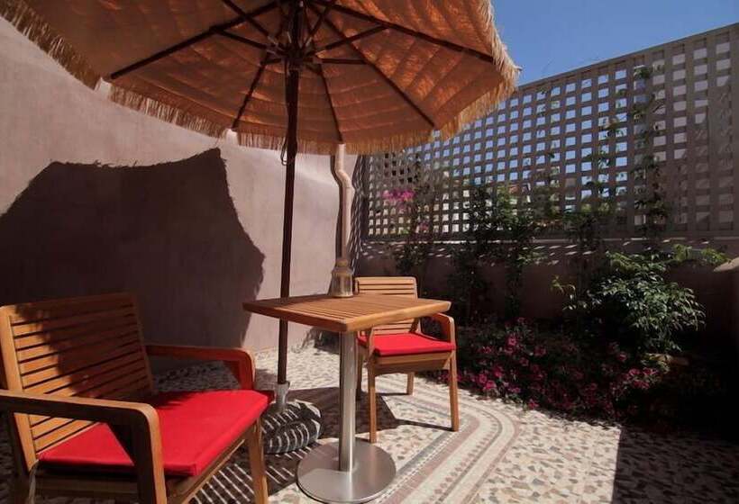 Quarto Superior, Elia Fatma Boutique