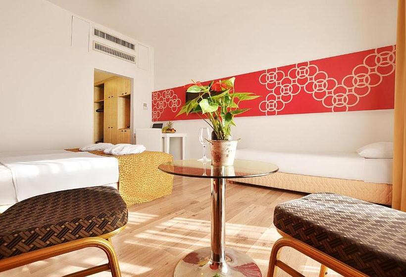 חדר סטנדרט לשלושה, Ruth Daniel Residence