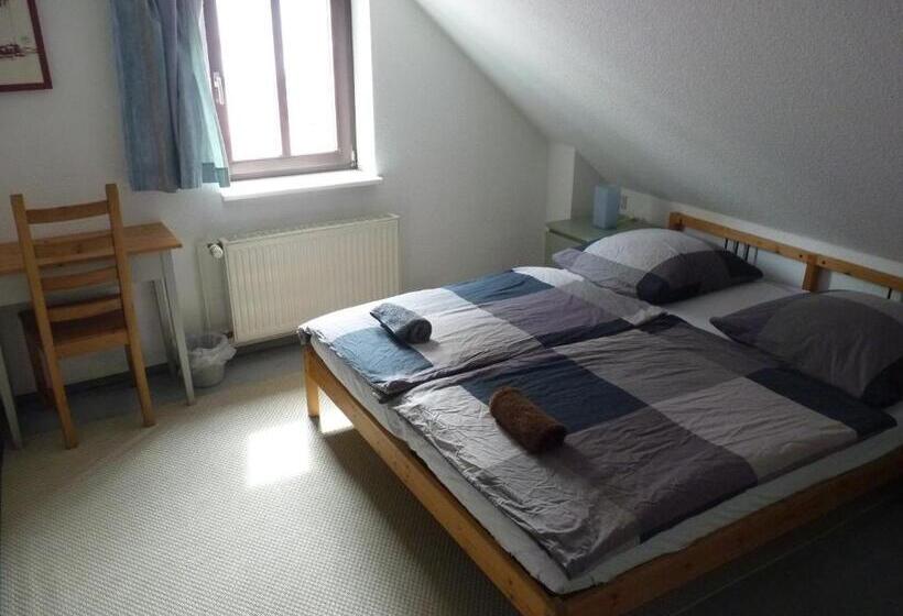 غرفة إقتصادية, 404 Hostel