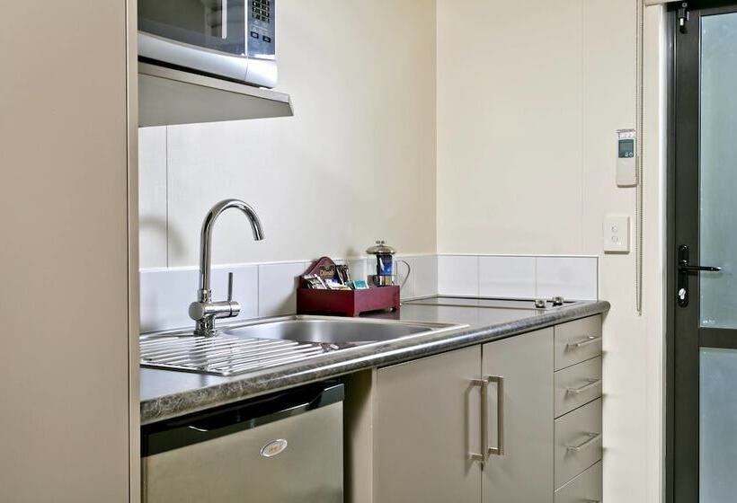Студия Классика, Ballinor Motor Inn Hamilton