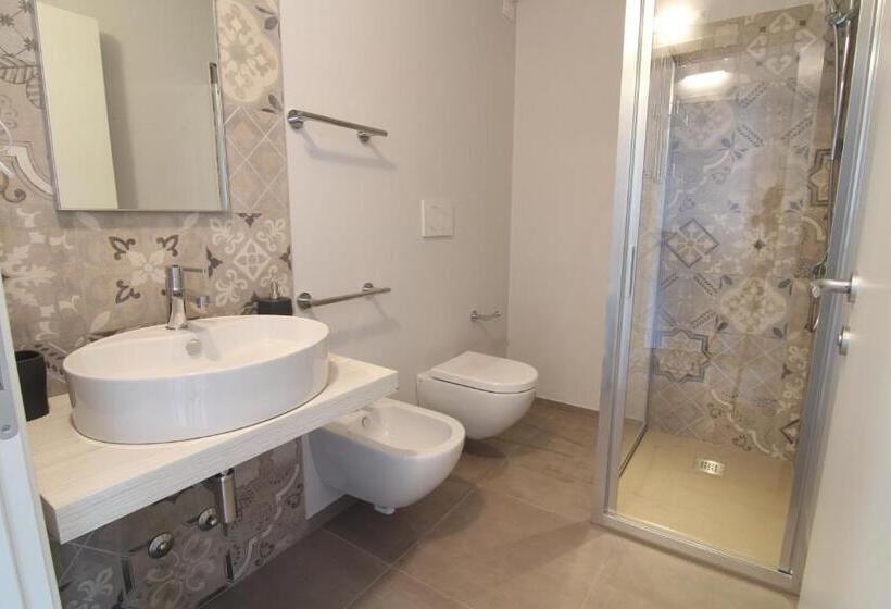 آپارتمان یک خوابه با دری مشترک که هال را جدا می کند., Spagnoi Rooms