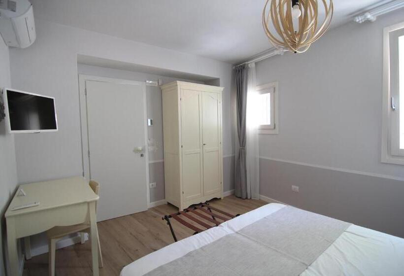 آپارتمان یک خوابه با دری مشترک که هال را جدا می کند., Spagnoi Rooms