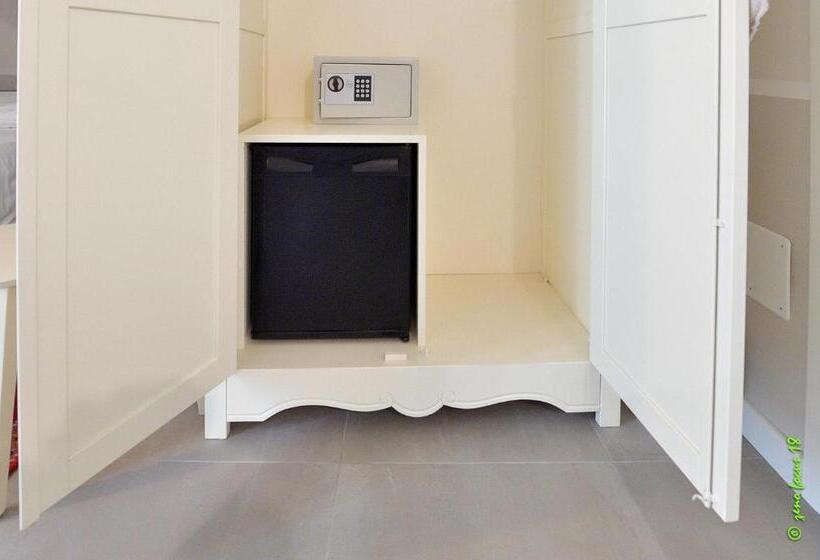 آپارتمان یک خوابه با دری مشترک که هال را جدا می کند., Spagnoi Rooms