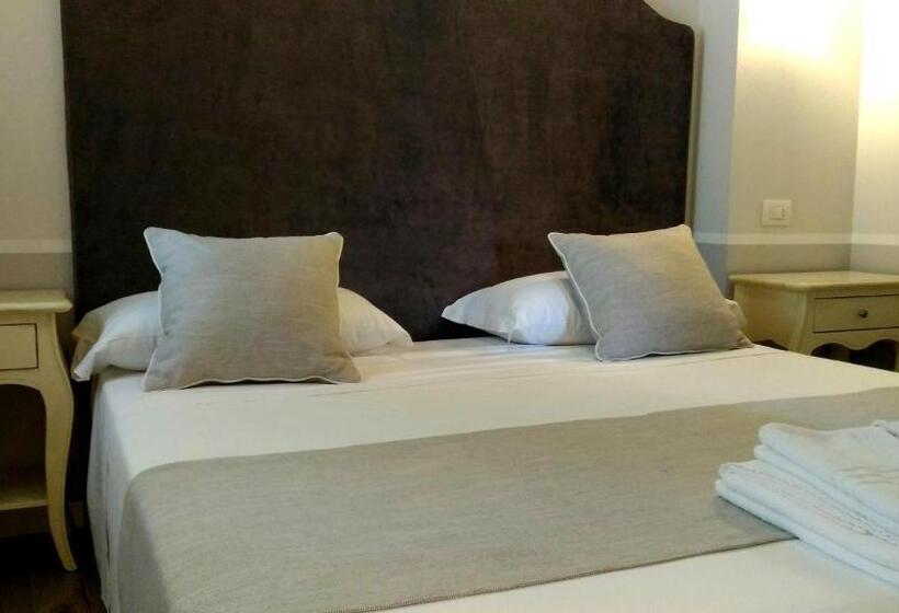آپارتمان یک خوابه با دری مشترک که هال را جدا می کند., Spagnoi Rooms