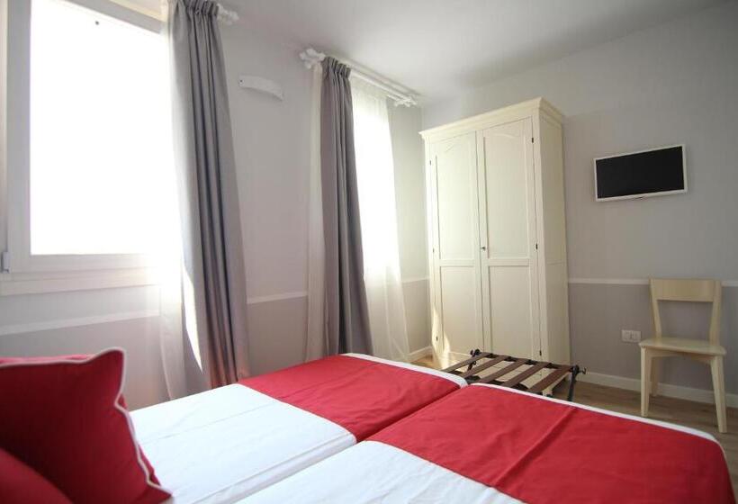 آپارتمان یک خوابه با دری مشترک که هال را جدا می کند., Spagnoi Rooms