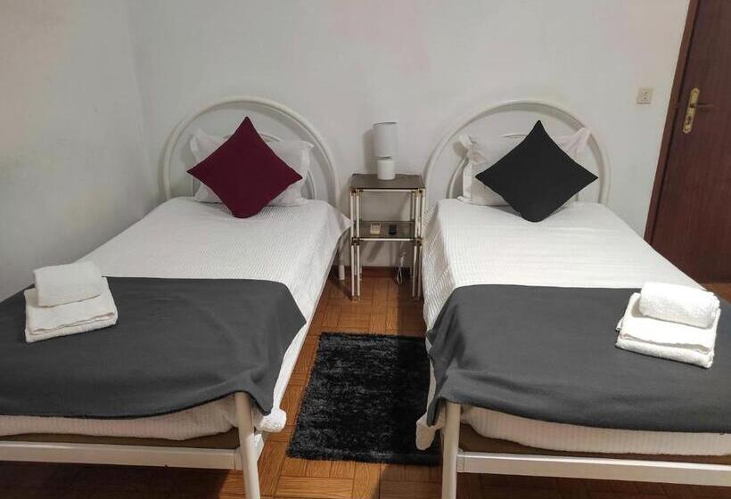 اتاق استاندارد سه نفره, Alojamento Local Tamega