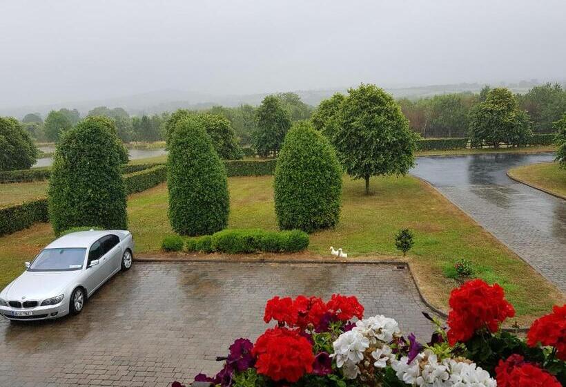 Семейный Номер, Hazelwood Country House