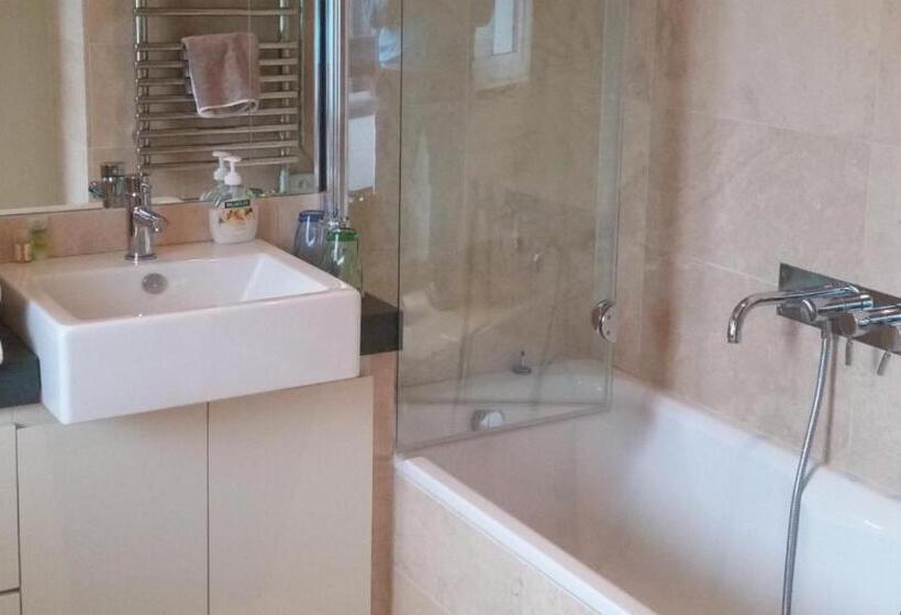 Семейный Номер, Hazelwood Country House