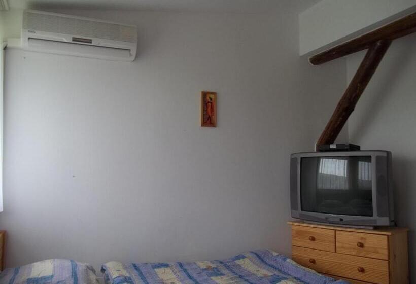 패밀리 룸, Gadányi Vendégház és Lovarda