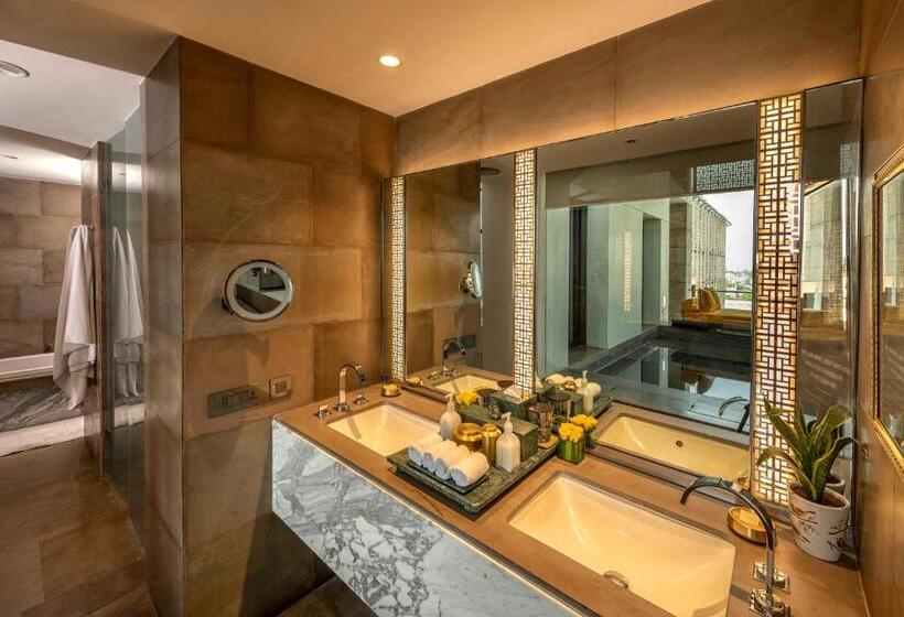 디럭스 스위트 킹 침대, The Lodhi – A Member Of The Leading Hotels Of The World