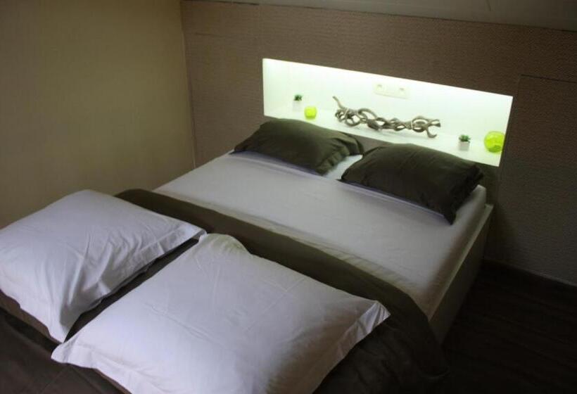 اتاق خانوادگی, B&b Au Coin Des Sources