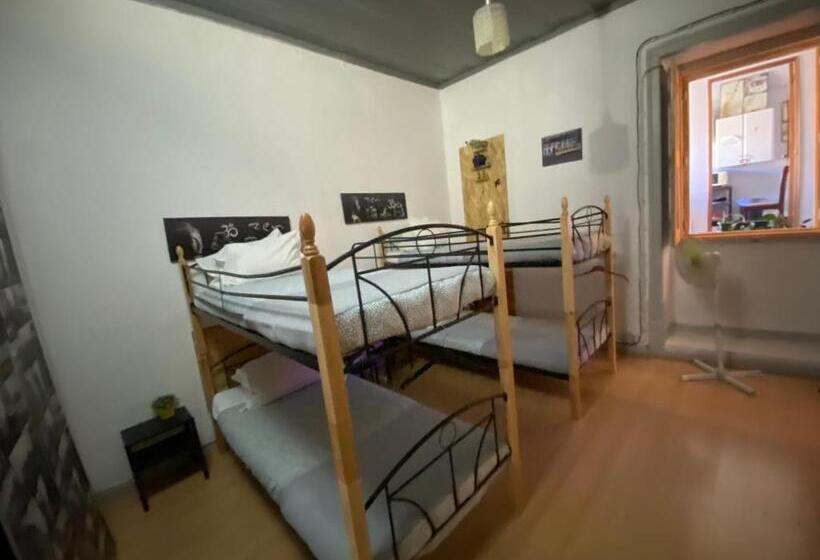 Cama em Quarto Partilhado, Faroway Hostel