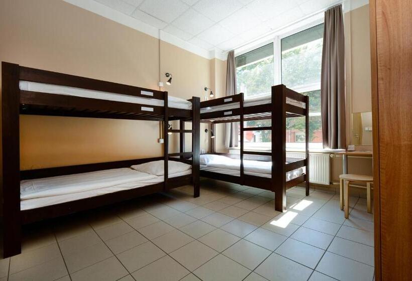تختخواب در اتاق مشترک, Plus Prague