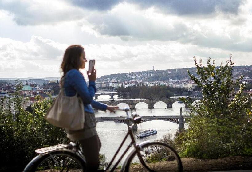 اتاق اکونومی, Plus Prague