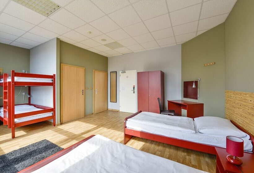 تختخواب در اتاق مشترک, Plus Prague