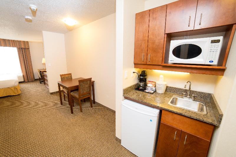 キングサイズベッドのスイートルーム, Holiday Inn Express & Suites Drayton Valley, An Ihg