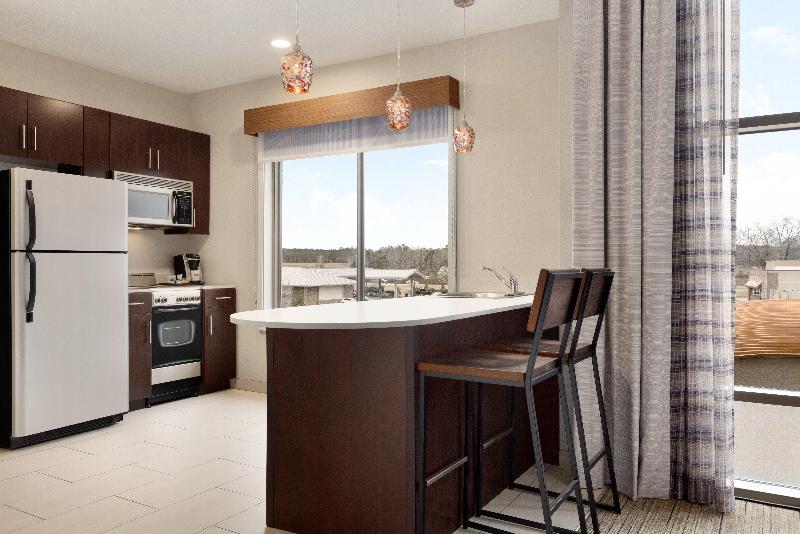 מיטת קינג בסוויטה, Holiday Inn Express Hotel & Suites Opelika Auburn, An Ihg