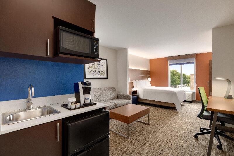 מיטת קינג בסוויטה, Holiday Inn Express Hotel & Suites Opelika Auburn, An Ihg