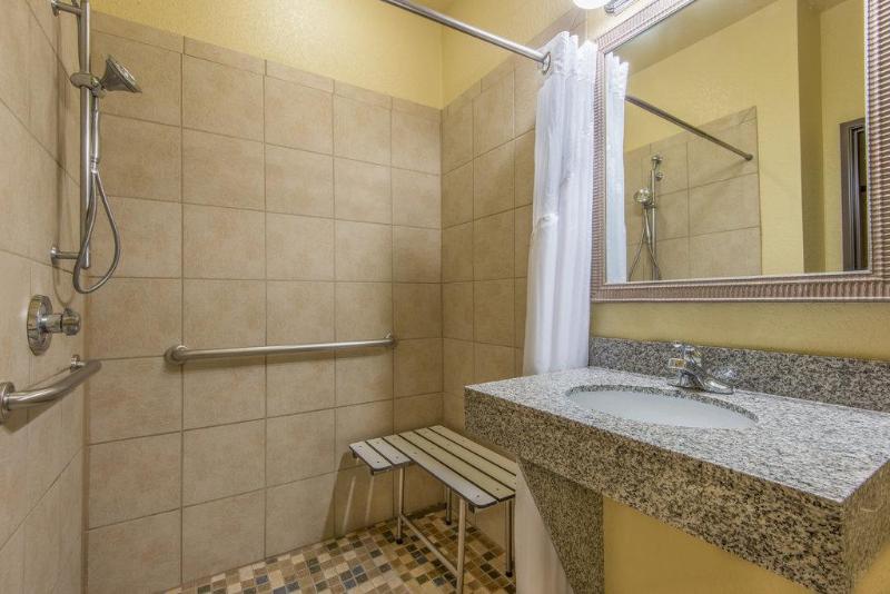 Номер Стандарт Кровать Кинг Адаптированный для Инвалидов, Holiday Inn Express Hotel & Suites El Dorado, An Ihg