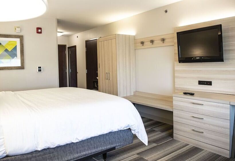 Номер Стандарт, Holiday Inn Express Hotel & Suites Sedalia, An Ihg