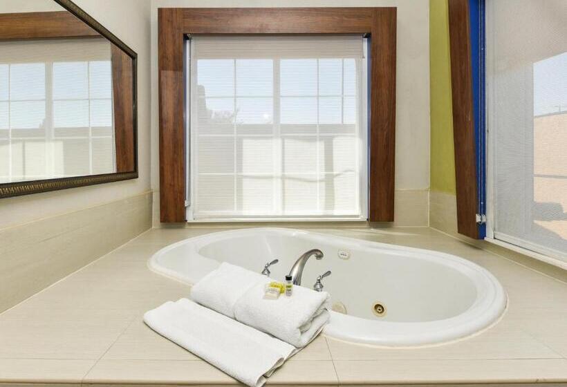 キングサイズベッドのスタンダードルーム, Holiday Inn Express & Suites Corona, An Ihg