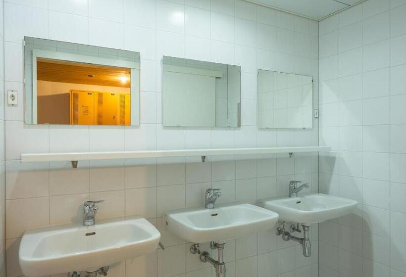 Номер Стандарт Четырехместный Совместный Санузел, Montreux Youth Hostel