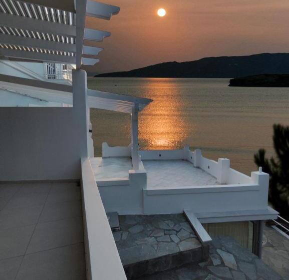 اتاق سوپریور, Aneroussa Beach