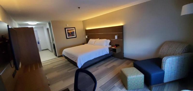 Номер Стандарт Кровать Кинг Адаптированный для Инвалидов, Holiday Inn Express Hotel & Suites Kinston, An Ihg