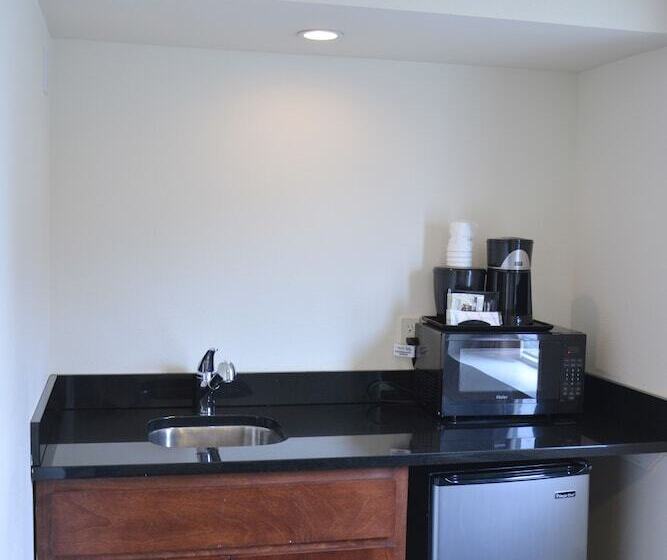 带大床的套房, Days Inn & Suites By Wyndham Milwaukee
