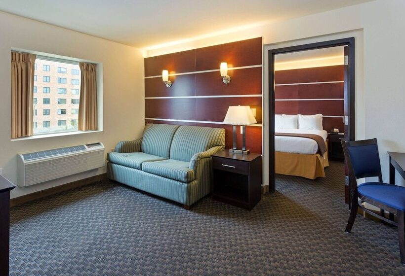 带大床的套房, Days Inn & Suites By Wyndham Milwaukee