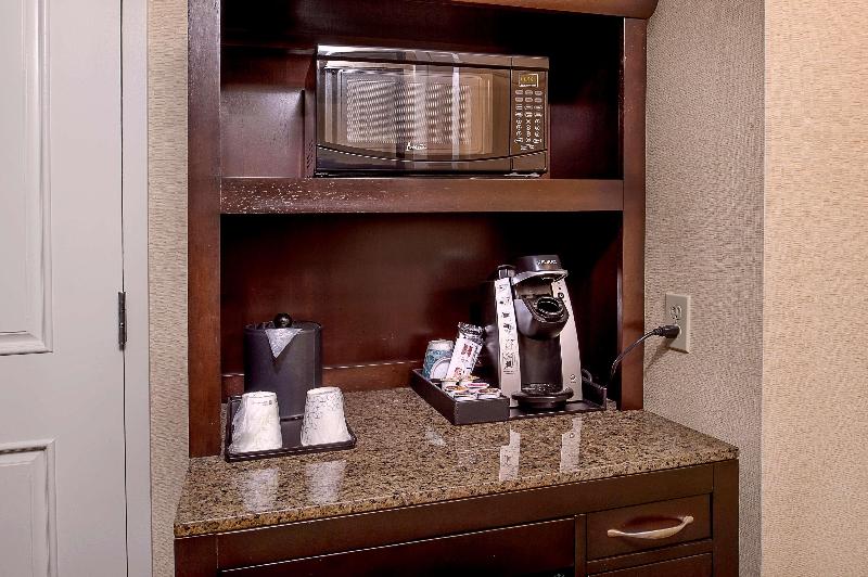 带大床的标准间, Hilton Garden Inn St. Louis Airport