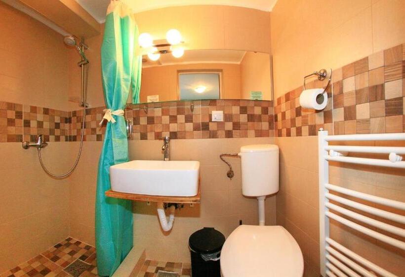 اتاق استاندارد یک نفره, Retro Hostel