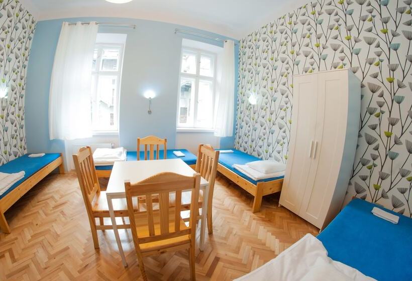 Номер Стандарт Четырехместный Совместный Санузел, Dizzy Daisy Hostel