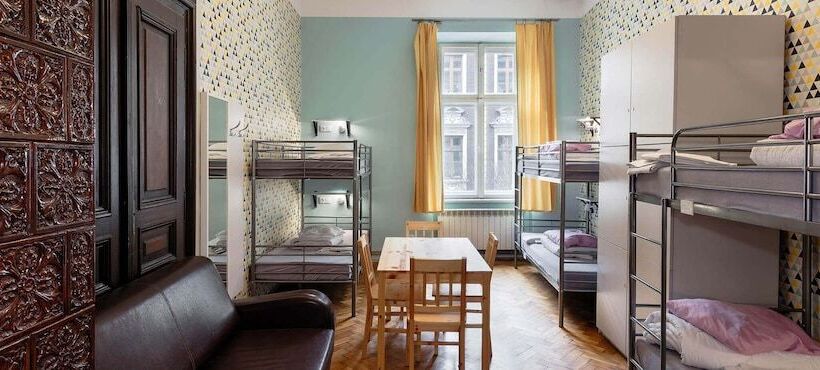Кровать в Многоместном Номере с Общей Ванной, Dizzy Daisy Hostel