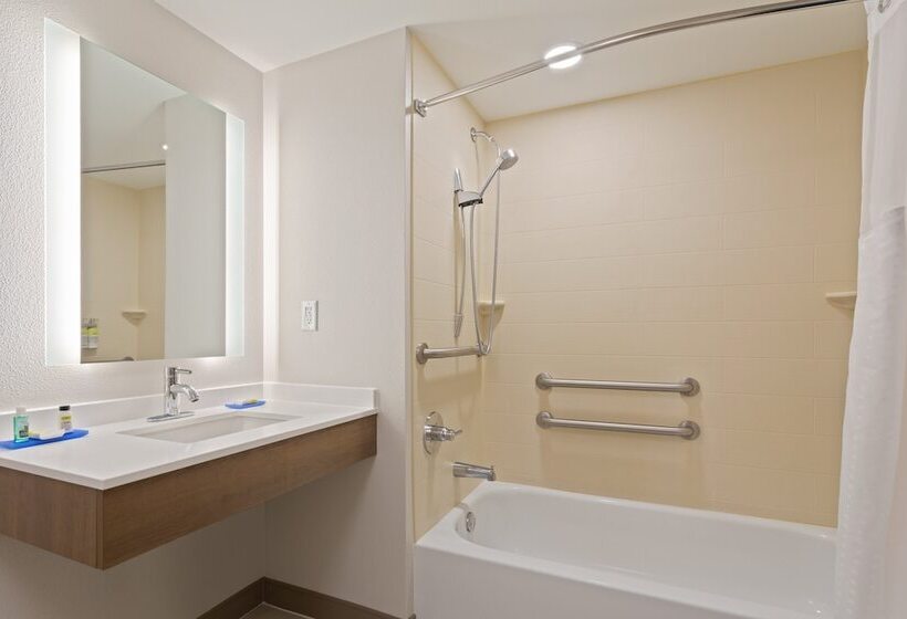 סוויטה מותאמת לאדם עם מוגבלויות, Holiday Inn Express Hotel & Suites Largo Clearwater, An Ihg
