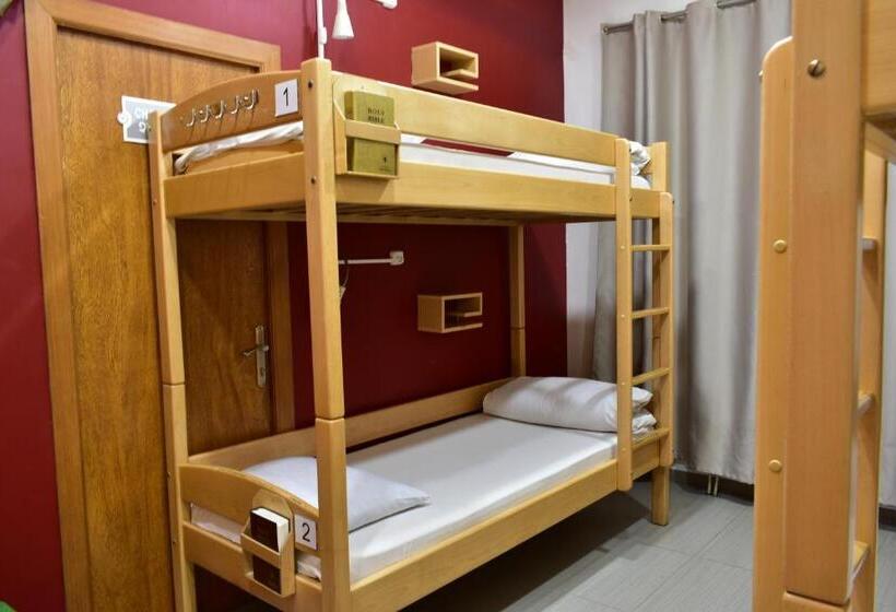 تختخواب در اتاق مشترک, Envoy Hostel & Tours