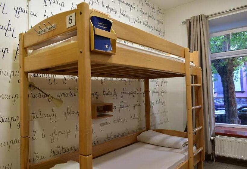 تختخواب در اتاق مشترک, Envoy Hostel & Tours