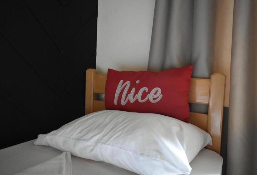 اتاق استاندارد یک نفره, Envoy Hostel & Tours