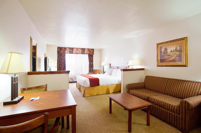 מיטת קינג בסוויטה, Holiday Inn Express Hotel & Suites Mattoon, An Ihg