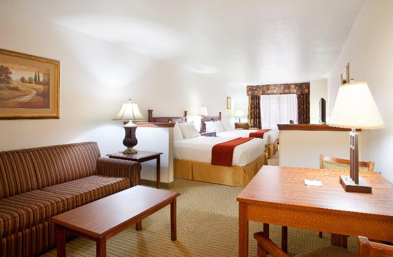 חדר סטנדרט עם מיטת קינג, Holiday Inn Express Hotel & Suites Mattoon, An Ihg